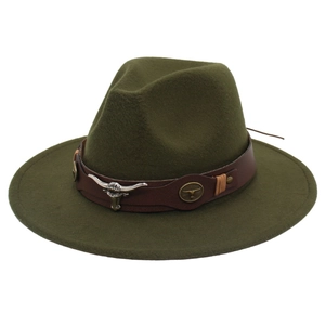 Détail d'un chapeau fedora vert foncé avec ruban en cuir et emblème de tête de taureau