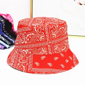 Detailansicht des roten Fischerhuts mit Paisley-Muster und breiter Krempe für Sonnenschutz