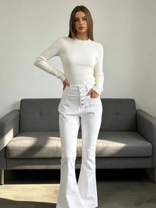 Jean blanc évasé à taille haute avec détails à quatre boutons pour un look vintage