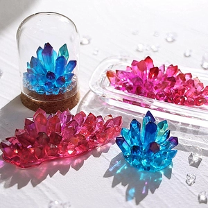 Détail de modèles de cristal en résine avec dôme en verre et base en liège pour déco DIY