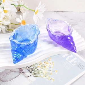Dettaglio di un piatto in resina a conchiglia viola e blu con glitter decorativo