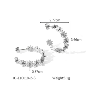 Detailed dimensions of silver daisy C-shaped earrings showing width and height measurements