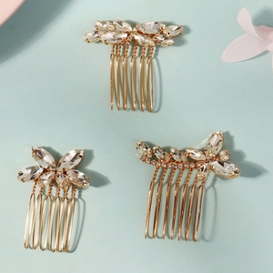 Dettaglio di un set da 3 pettini per capelli dorati da sposa con cristalli scintillanti
