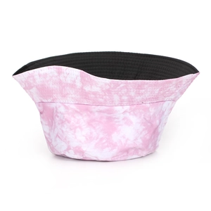 Dettaglio del cappello da pescatore con motivo tie-dye rosa e bianco e fodera nera