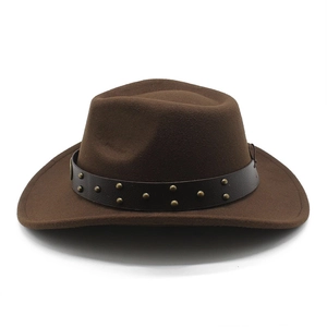 Dettaglio cappello cowboy marrone in feltro con fascia in pelle e borchie metalliche