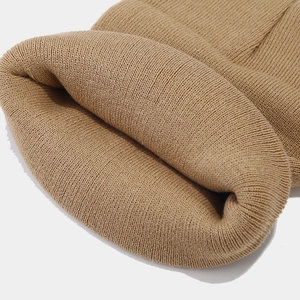 Nahaufnahme der khakifarbene Strickmütze mit Rippenmuster und hochwertiger Materialtextur
