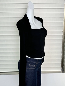 Détail d'un haut noir moulant en maille côtelée avec une encolure carrée sur mannequin