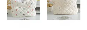 Trousses de toilette matelassées avec imprimés dessins animés et lapins sur un bureau
