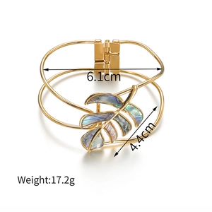 Detail view of 18K gold-plated leaf bracelet showing size 6.1cm and shell texture
