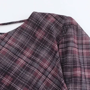 Vestido de tul a cuadros en granate y negro con textura de malla y pliegues