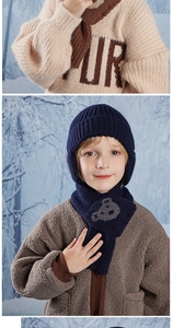 Dettaglio del set in maglia blu navy con berretto e sciarpa con orsetto per bambini