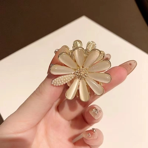 Pince à cheveux marguerite en opale avec pétales dorés et perles pour femme