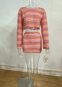 Détail d'un ensemble crochet deux pièces coloré avec texture ajourée et rayures ondulées