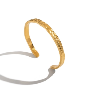 Bracelet jonc ouvert en acier inoxydable plaqué or 18 carats avec fini métal martelé