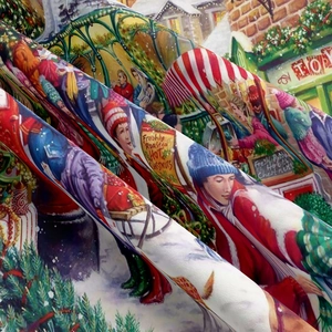 Makroaufnahme von Weihnachtsmarkt-Stoff mit Spielzeugladen-Detail und Schneemuster