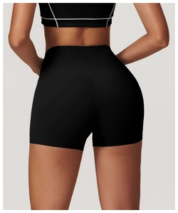 Détail du short de yoga noir taille haute avec coutures en V pour un effet galbant fessier