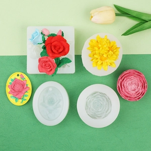 Makro-Detail von verschiedenen Rosen- und Gänseblümchen-Silikonformen für Kerzen und Harz