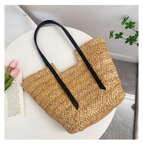 Vue de dessus du grand sac cabas en paille avec lanières en cuir noir et tulipes