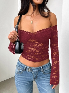 Haut court chic en dentelle bordeaux à épaules dénudées et manches longues pour femme