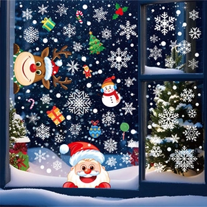 Detail von bunten Weihnachts-Fensterbildern mit Rentier-, Schneemann- und Schneeflockenmotiven