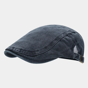 Dettaglio del cappello in cotone lavato con fibbia in bronzo vintage e bordi consumati