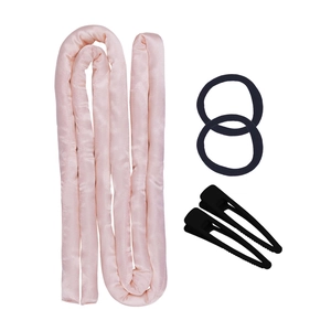 Hittevrije krulset in roze met twee zwarte scrunchies en haarspelden op wit