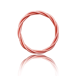 Dettaglio di un bracciale a corda intrecciata oro rosa con finitura metallica lucida