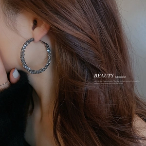 Fashionable silver geometric hoop earrings with textured diamond finish for women