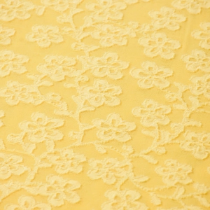 Gros plan sur la broderie de dentelle florale jaune du tissu de la robe sirène