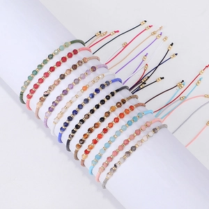 Handgemaakte 2mm stenen kralen armbanden met gouden accenten en gevlochten koord
