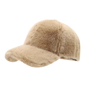 Casquette de baseball beige en fausse fourrure pour femme au design hivernal chaud