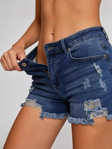 Short en jean taille haute bleu foncé avec détails déchirés et ourlets effilochés