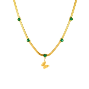 Collier doré avec pendentif papillon et pierres de cœur vertes sur chaîne serpent, studio