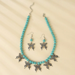 Details des Boho-Schmucksets mit Türkisperlen und Schmetterlingsanhängern aus Silberlegierung