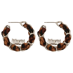 Boucles d'oreilles créoles C en tissu léopard avec des accents étincelants de zircon