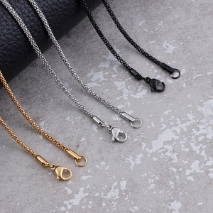 Collana a catena a mais 2mm in acciaio al titanio oro argento e nero con moschettone
