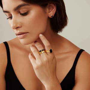 Anillo vintage de latón bañado en oro de 18 quilates con elegante ónix negro para mujer