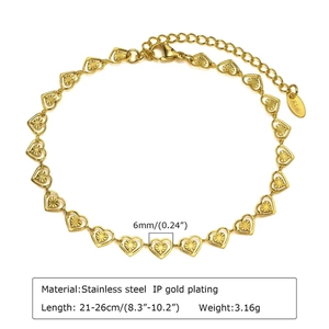 Détail d'un bracelet en acier inoxydable doré 18 carats avec cœurs et chaîne de 21-26 cm