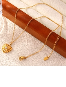 Detailansicht einer goldenen Blumenkette mit K18-Anhänger und eleganter weißer Perle
