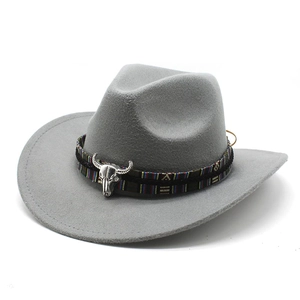 Détail d'un chapeau de cow-boy gris en feutre avec ruban ethnique et crâne de taureau