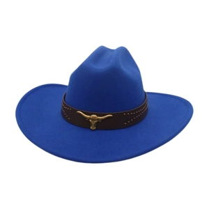 Détail du chapeau de cowboy bleu roi avec bande en cuir et emblème de tête de taureau