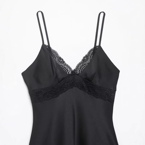 Robe nuisette élégante en satin noir avec dentelle double couche et fines bretelles réglables