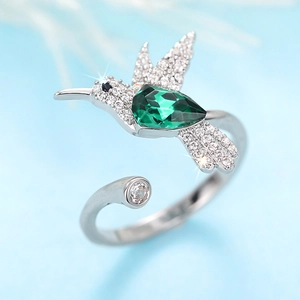 Macro-opname van de kolibrie-ring met groene peer-edelsteen en witte kristallen
