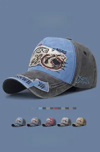 Détail de casquettes vintage lavées avec broderie requin et effets d'usure sur la visière