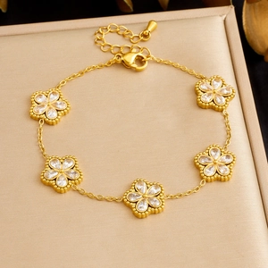 Dettaglio del bracciale a fiori placcato oro con zirconi e bordi con texture a microsfere