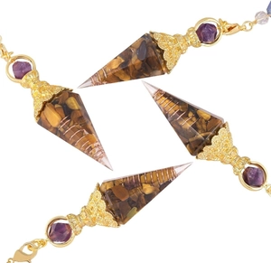 Makroansicht der Tigerauge-Kegelanhänger mit goldener Drahtwicklung und Amethyststein