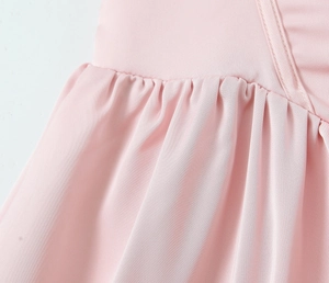 Gros plan détaillé montrant la texture du tissu rose, les coutures et les plis de la robe