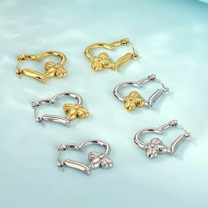 Heart Shaped Hoop Earrings With Bee Decor 316L Stainless Steel Retro Style For Women Polished Metal Elegant Gift