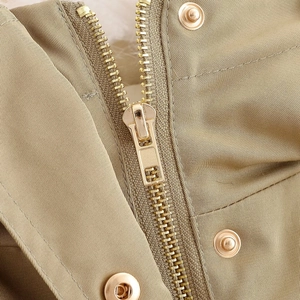 Chaqueta con capucha caqui para mujer con cremallera metálica y tejido de sarga