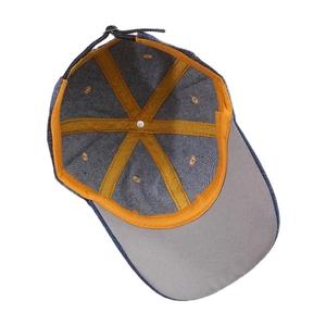 Vue intérieure d'une casquette denim étoile avec bandeau orange et lanière réglable au dos